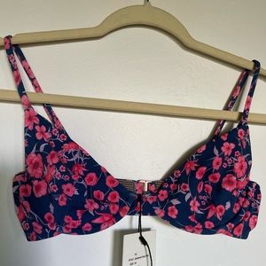 SOLD*NWT Acacia Manhattan Top in Poppy